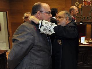 El vicepresidente del TS, Ángel Juanes, impone la medalla al director del Instituto de Medicina Legal de Cáceres